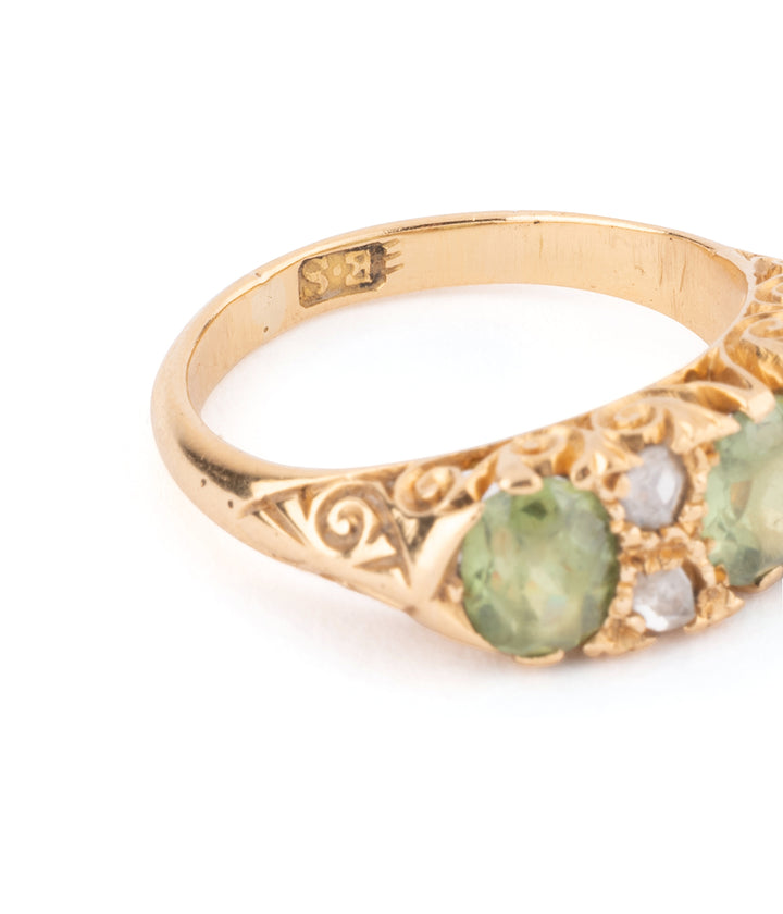 Ancienne bague de fiançailles en or et péridots "Kusumita" - Caillou Paris