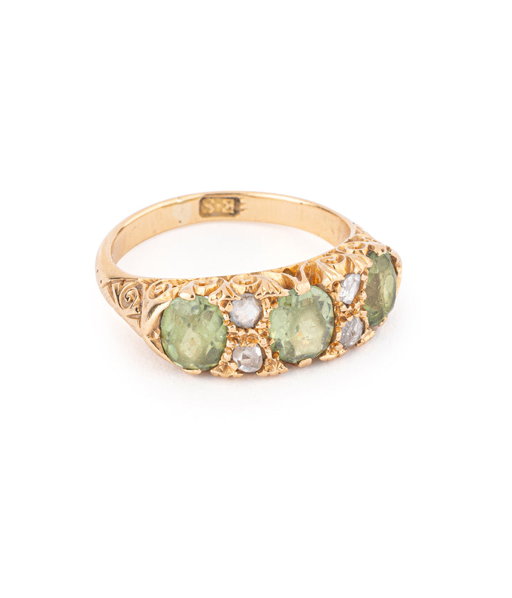 Ancienne bague jarretiere en peridots et or 18 carats "Kusumita" - Caillou Paris