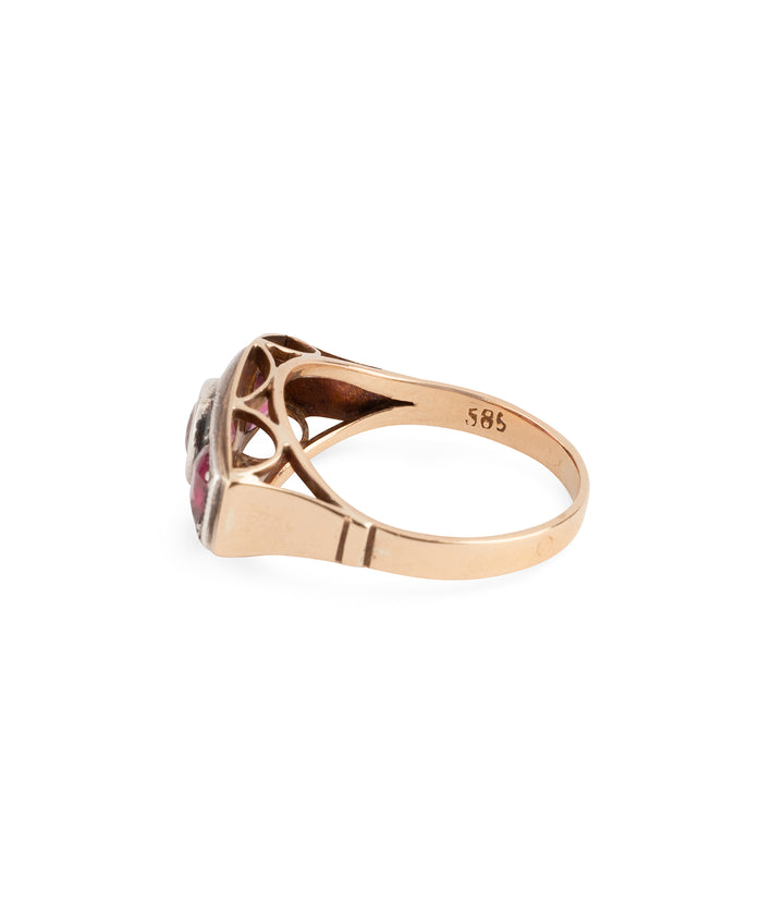 Antique-garnet-ring-Koen-Caillou-Paris