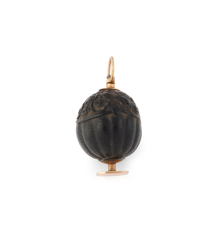 Antique-gold-seal-pendant-Gian-Caillou-Paris