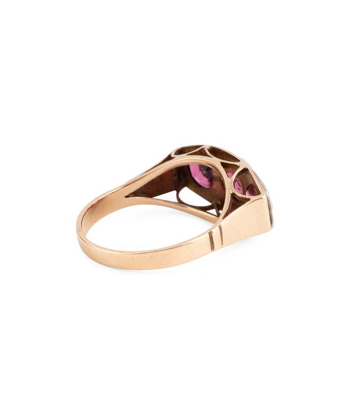 Antique-three-stones-ring-Koen-Caillou-Paris
