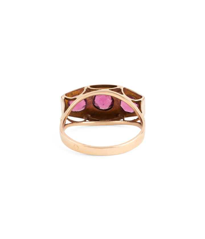 Art-deco-gold-ring-garnet-Koen-Caillou-Paris