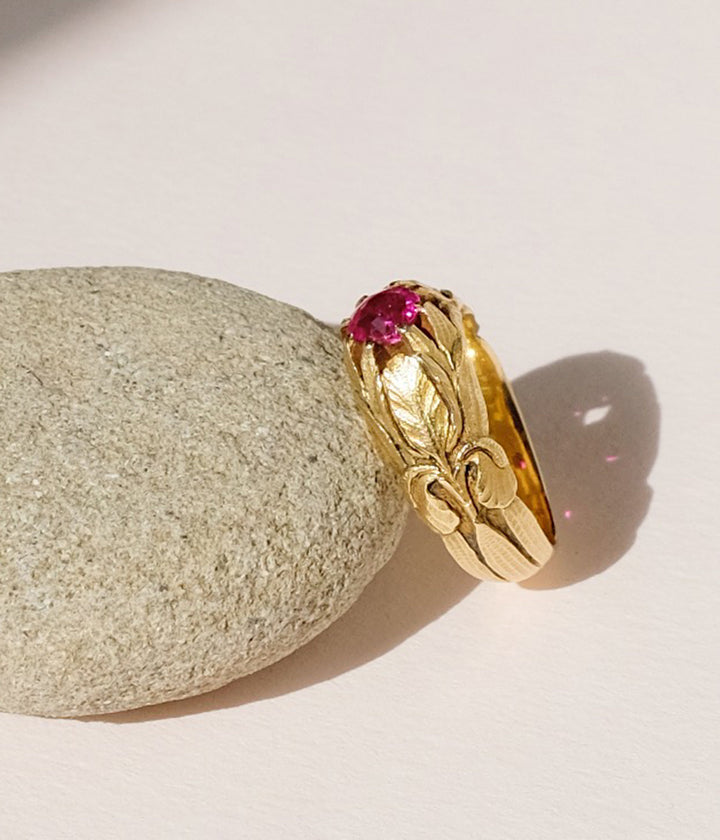 Bague-Art-nouveau-iris-rubis-Oursa-Caillou-Paris_c0a08d00-f47d-433d-b119-9a7d213f28ae