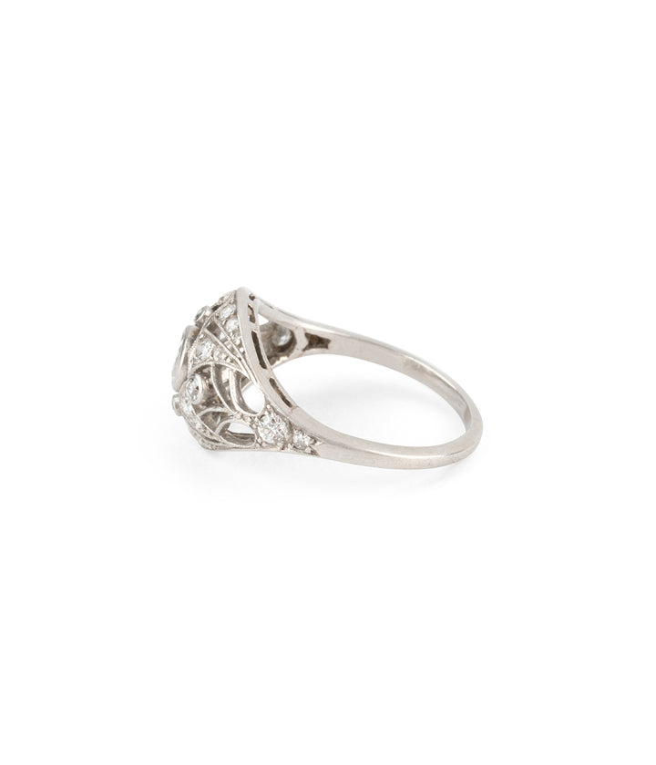 Bague-de-fiancailles-ancienne-platine-diamants-Maybell-Caillou-Paris