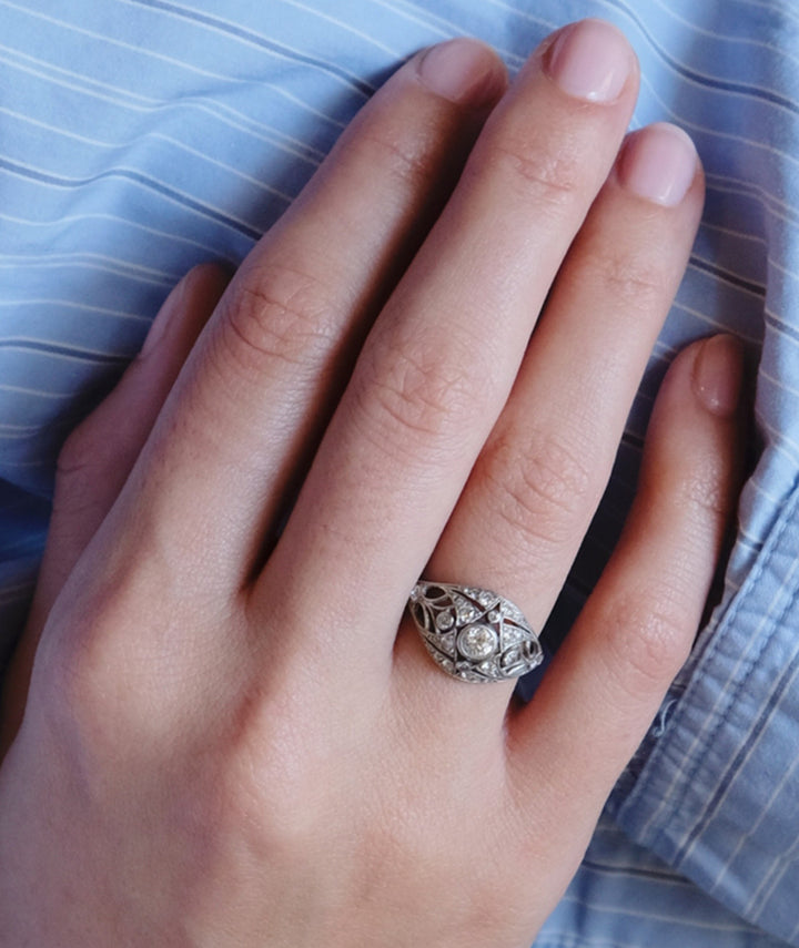 Bague-dome-Art-deco-platine-diamants-Maybell-Caillou-Paris-vue-porter