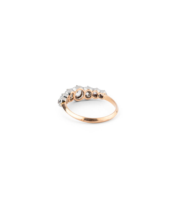 Bague jarretière ancienne "Dabi" dos gauche - Caillou Paris