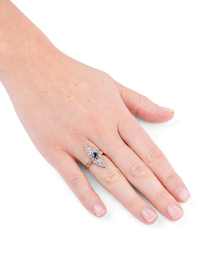 Bague marquise ancienne saphir "Fionn" porter | Caillou Paris