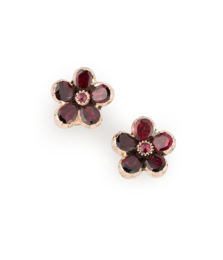 Boucles-oreilles-anciennes-fleur-grenat-Jeana-Caillou-Paris