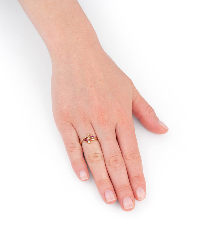 Caillou Paris - Bague ancienne rubis Guenna porter