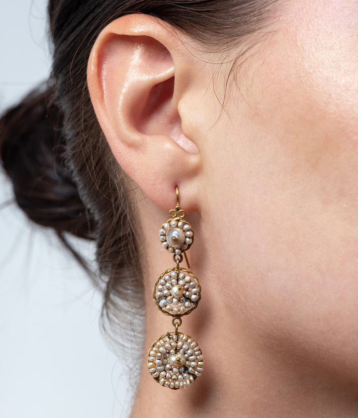 Boucles d'oreilles anciennes perles "Louka" porter