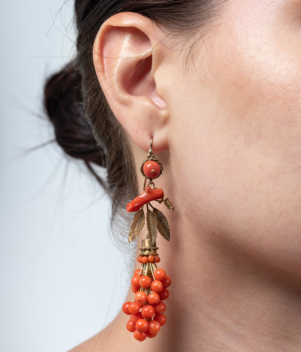 Caillou Paris - Grands pendants d’oreilles anciens corail “Wafa” porter