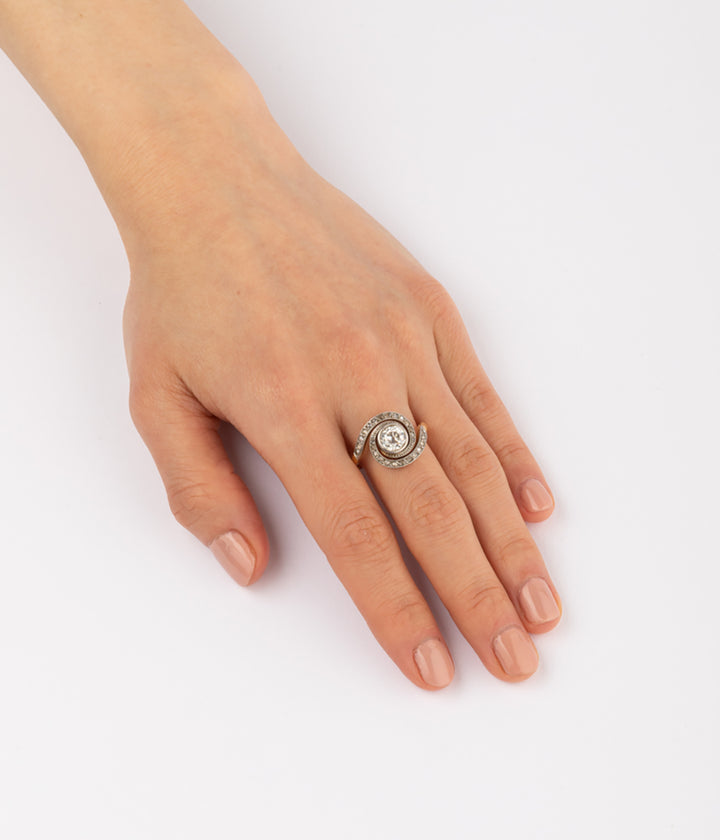 Bague de fiançailles ancienne diamant Gezan porter - Caillou Paris