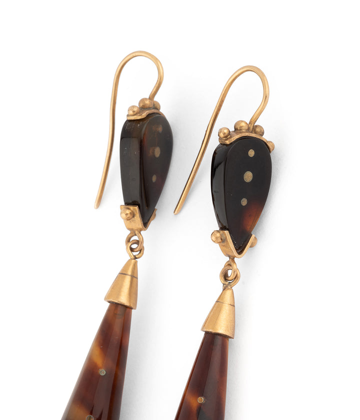 Boucles d'oreilles anciennes en corne Donat gros plan - Caillou Paris