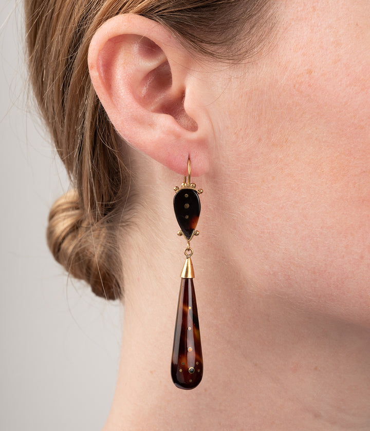 Boucles d'oreilles anciennes en corne Donat porter - Caillou Paris