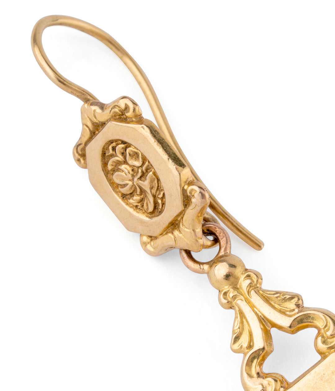 Grands pendants d'oreilles en or "Echna" gros plan - Caillou Paris