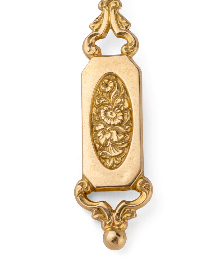Grands pendants d'oreilles en or "Echna" gros plan bas - Caillou Paris