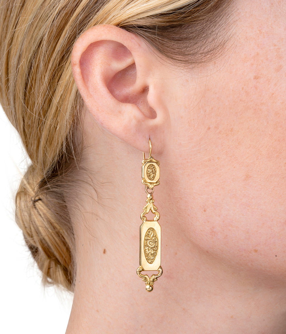 Grands pendants d'oreilles en or "Echna" porter - Caillou Paris