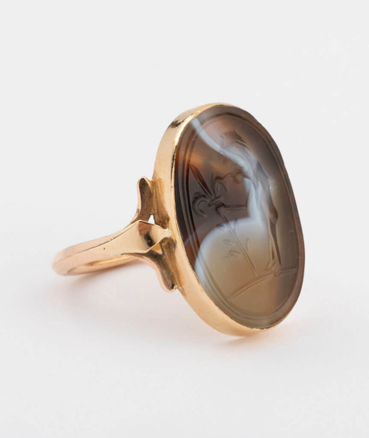 Bague intaille gros plan