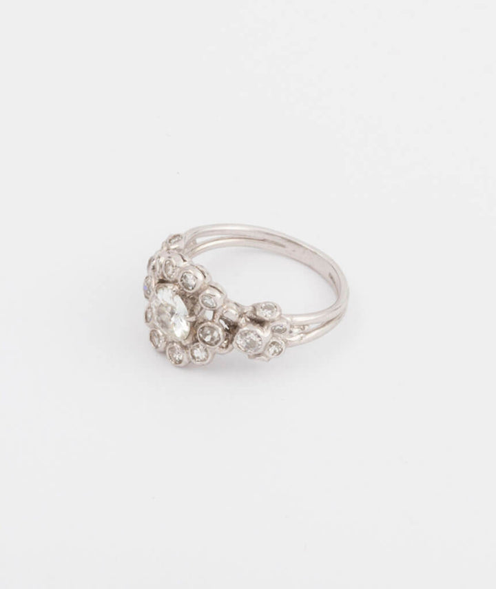 Bague marguerite en platine et diamants côté 1