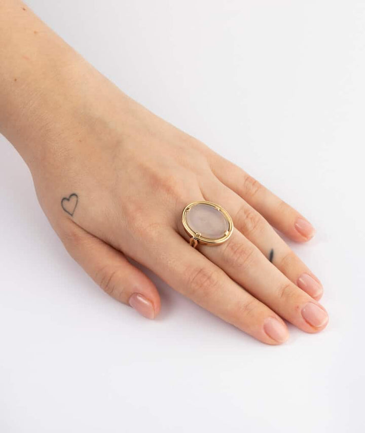 CAILLOU PARIS - Bague intaille calcédoine porter