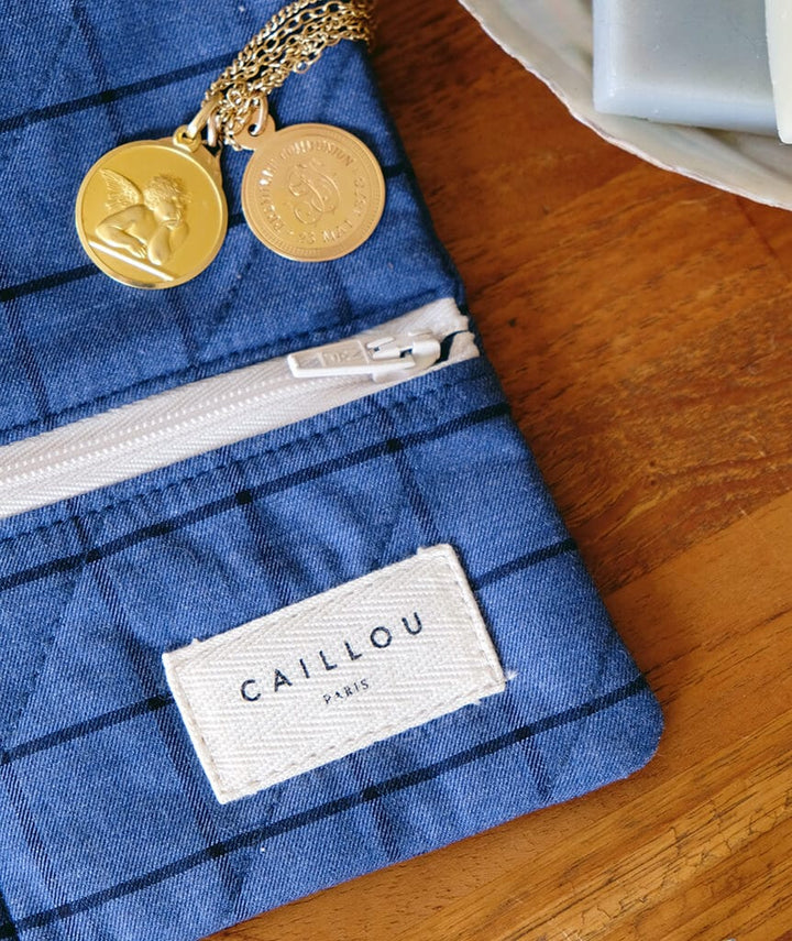 CAILLOU PARIS - POCHETTE BLEU JEAN NITA GROS PLAN