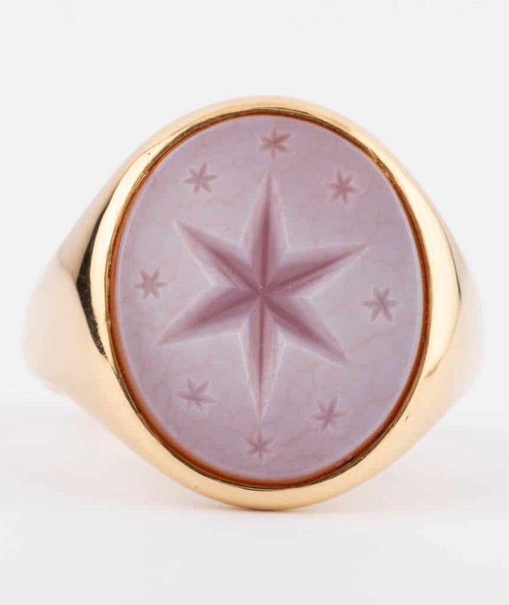 Bague intaille étoile gros plan