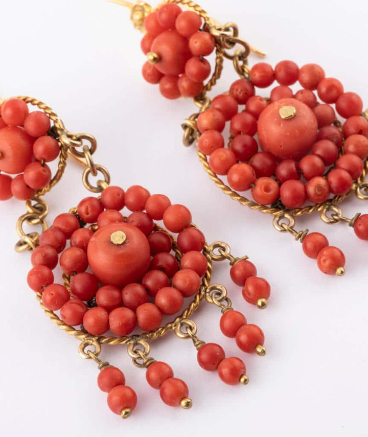 Pendants d'oreilles anciens corail gros plan