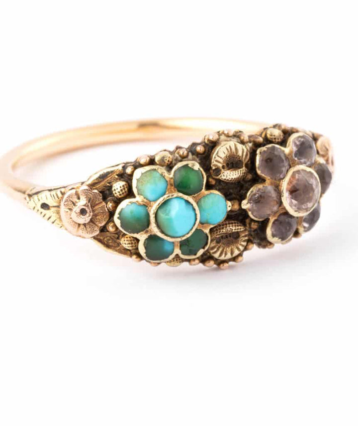 Caillou PAris - Bague ancienne or Godfrid gros plan droite