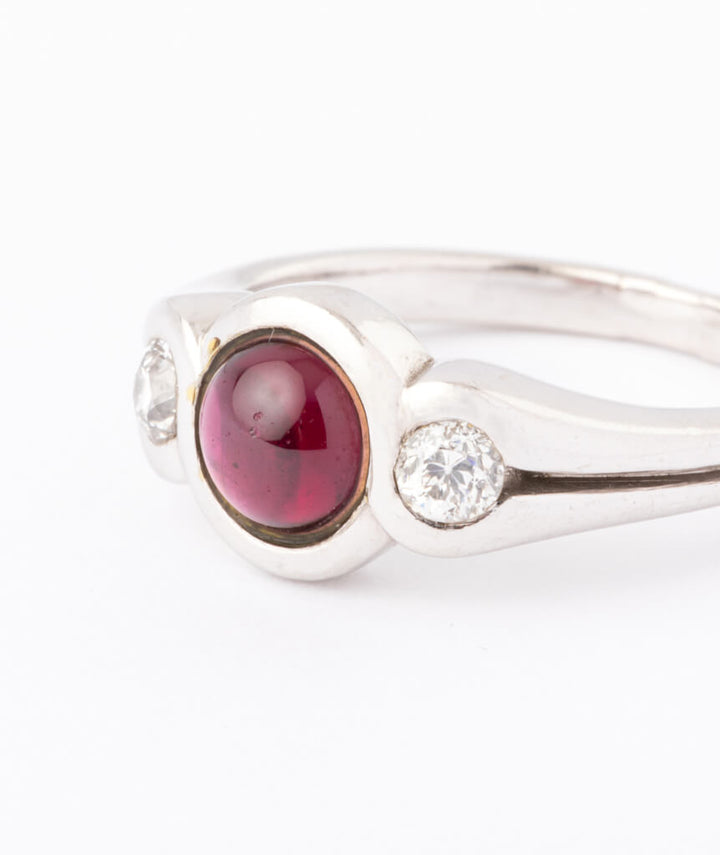 Caillou Paris - Bague Art deco Uria grenat gros plan gauche