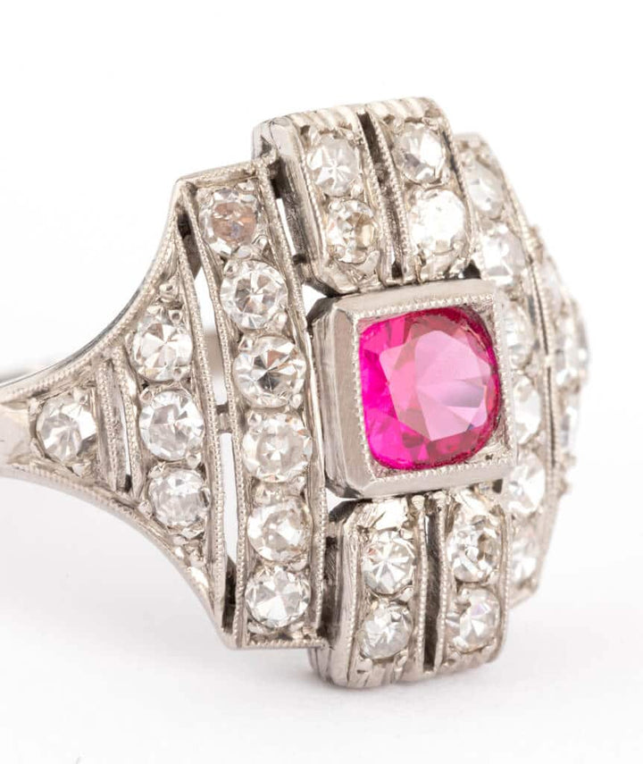 Caillou Paris - Bague Art deco rubis Aylem gros plan