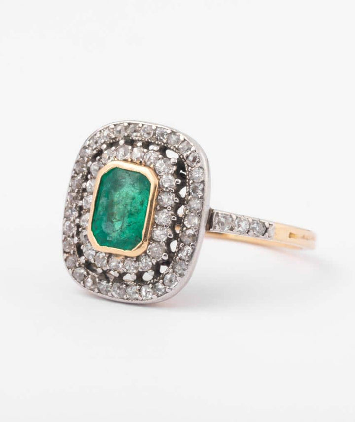 Bague ancienne émeraude "Ruriko" gros plan