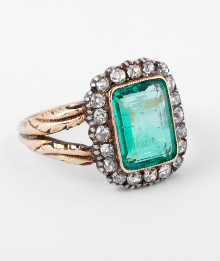 Caillou Paris - Bague ancienne emeraude Eilis gros plan