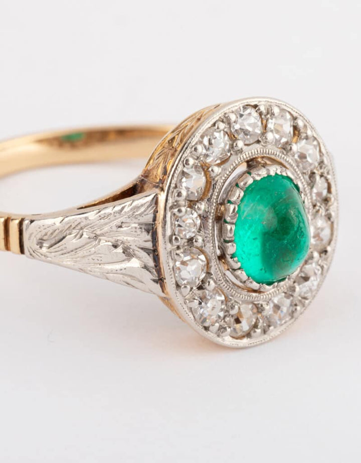 Caillou Paris - Bague ancienne emeraude Odia gros plan