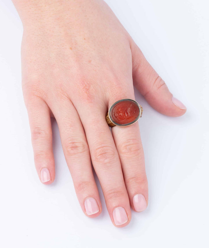 Caillou Paris Bague Ancienne Intaille Nahel Porter