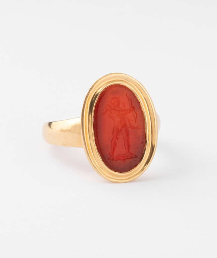 Caillou Paris - Bague ancienne intaille sur Cornaline Raj gros plan