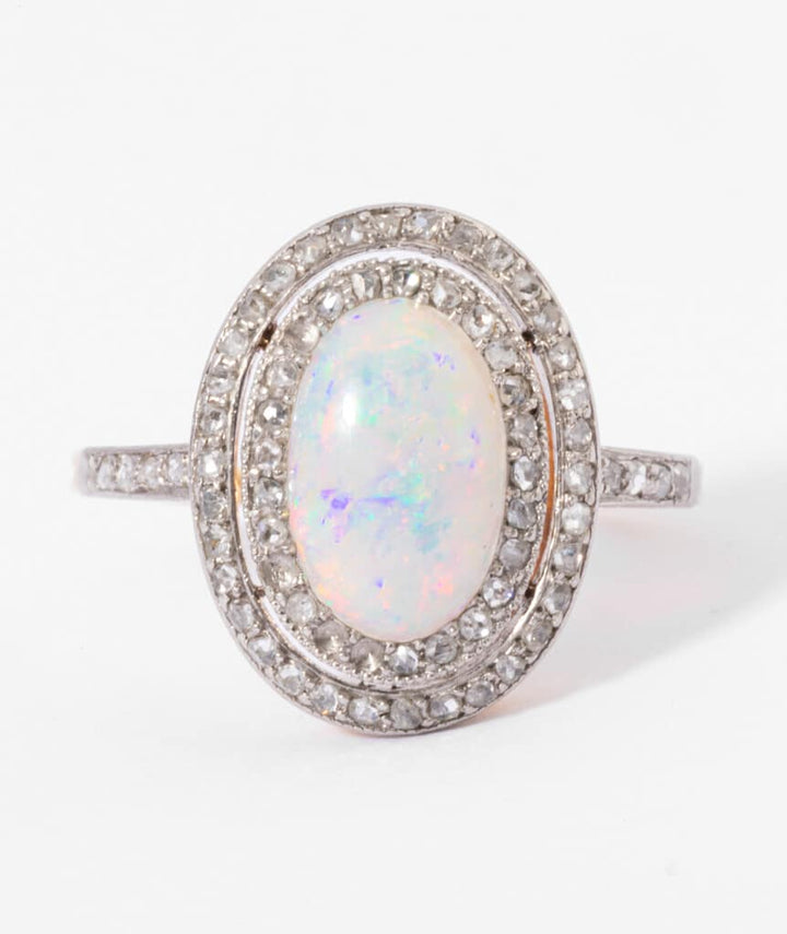 Bague ancienne opale gros plan