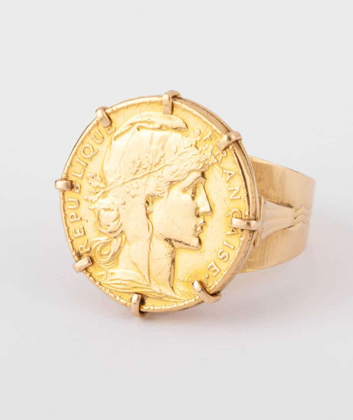 Caillou Paris - Bague ancienne or Soen gros plan