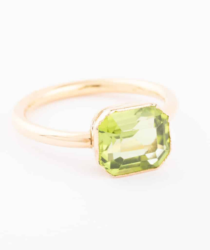 Caillou Paris Bague Ancienne Peridot Oili Gros Plan