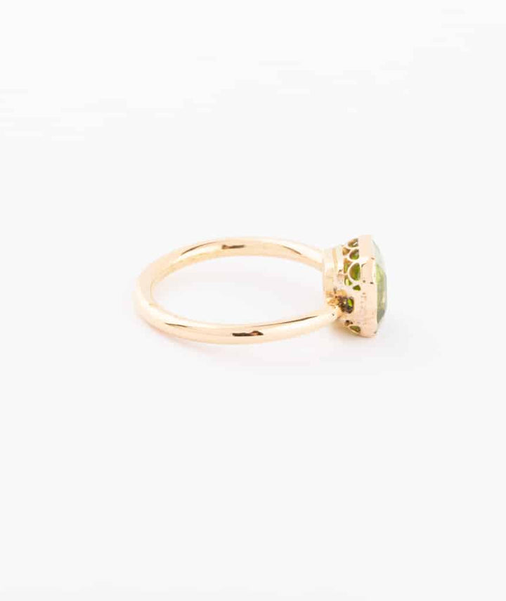 Caillou Paris Bague Ancienne Peridot Oili Profil