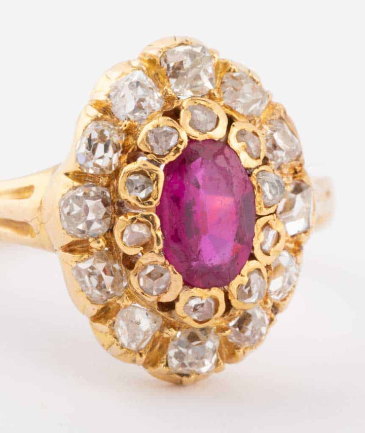 Caillou Paris Bague Ancienne Rubis Et Diamants Saloua Gros Plan Droite