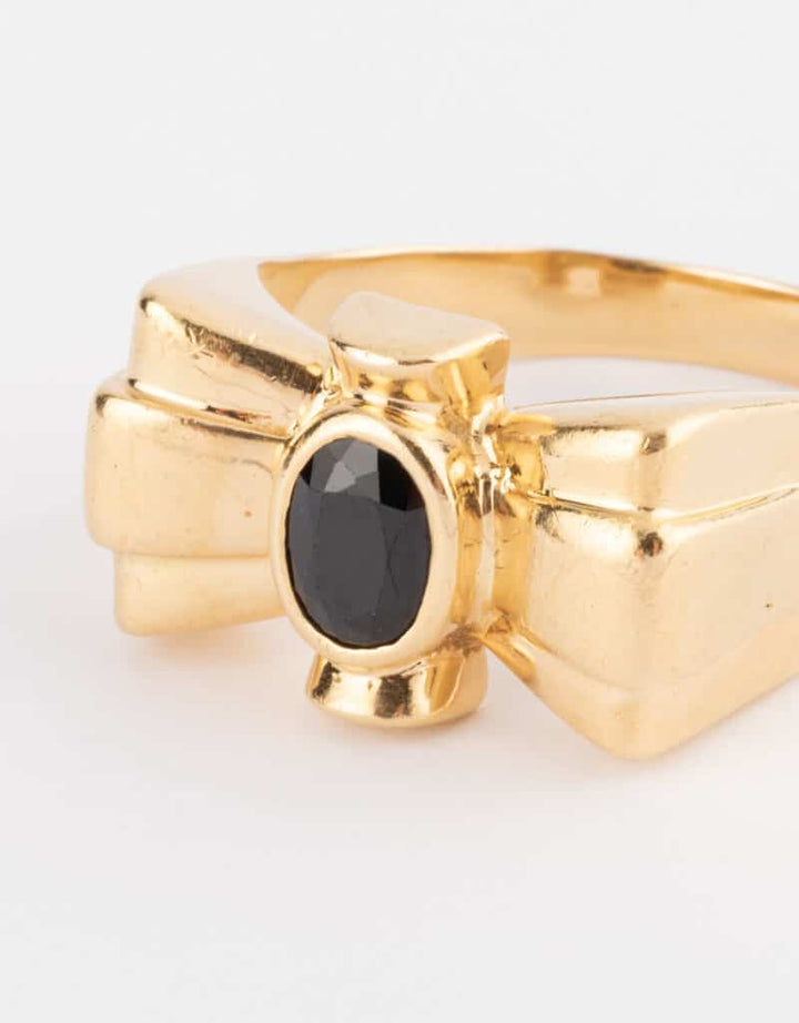 Caillou Paris - Bague ancienne saphir Araia gros plan gauche
