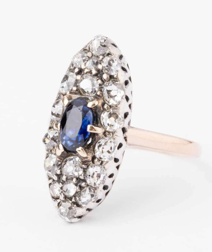 Bague marquise ancienne saphir Indranil gros plan - Caillou Paris