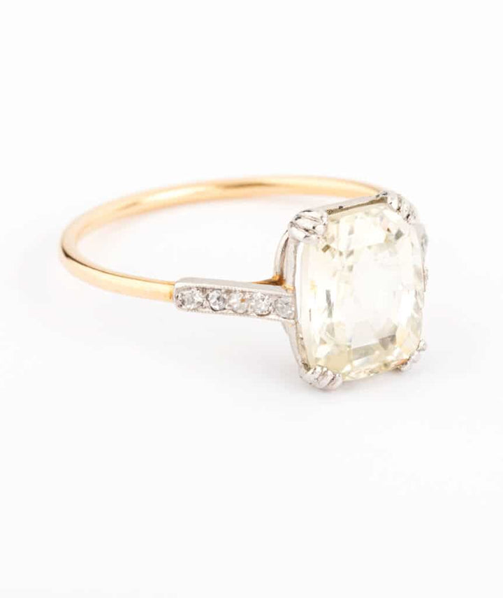 Caillou Paris - Bague ancienne saphir Mitena gros plan
