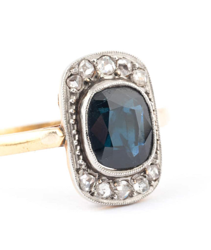 Bague ancienne saphir Nilam gros plan - Caillou Paris