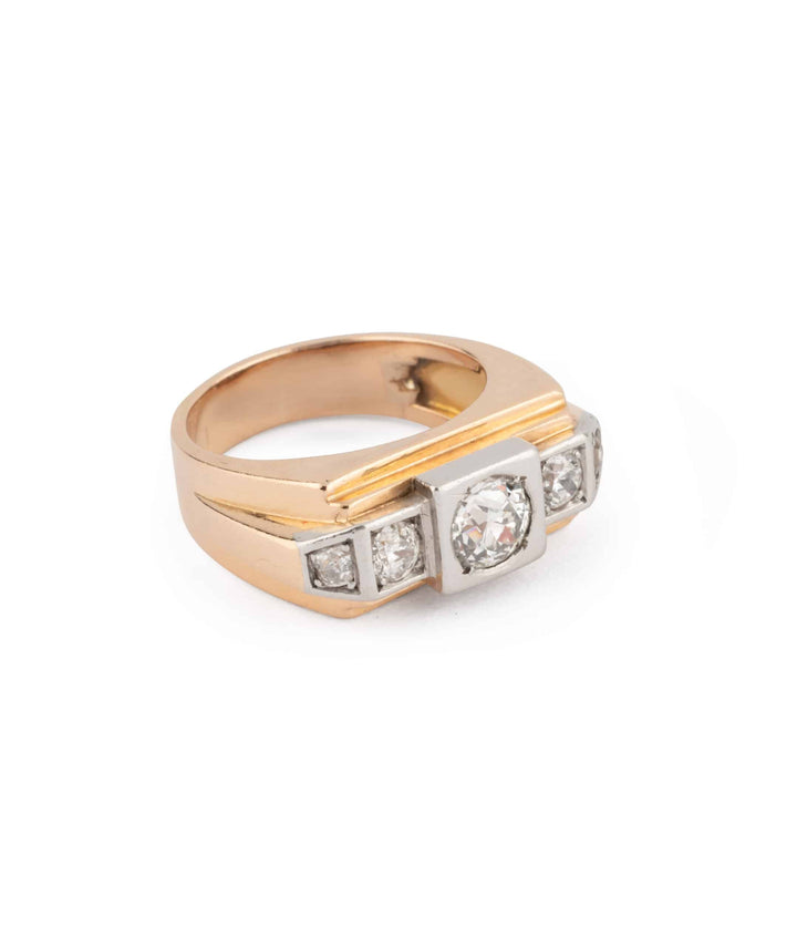 Caillou Paris Bague chevaliere Tank diamants Chlomi gros plan droite