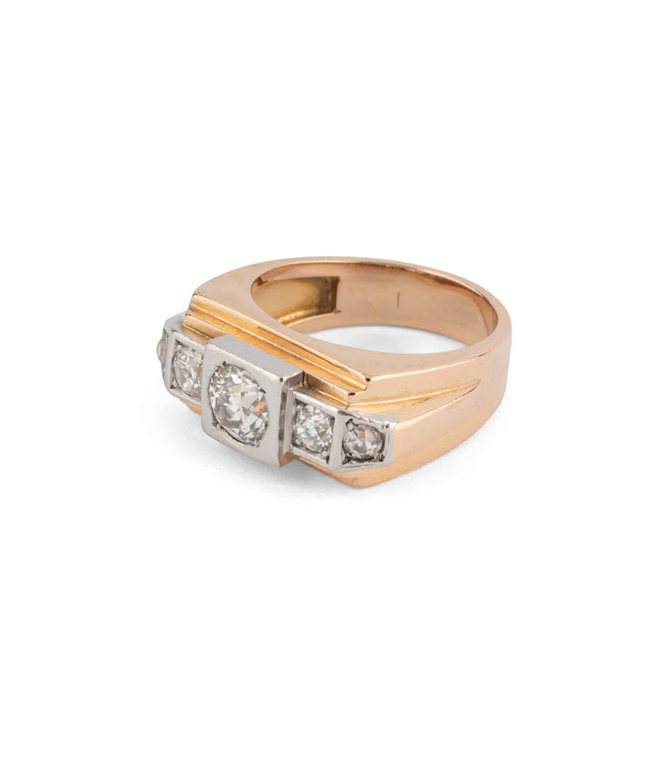 Caillou Paris Bague chevaliere Tank diamants Chlomi gros plan gauche