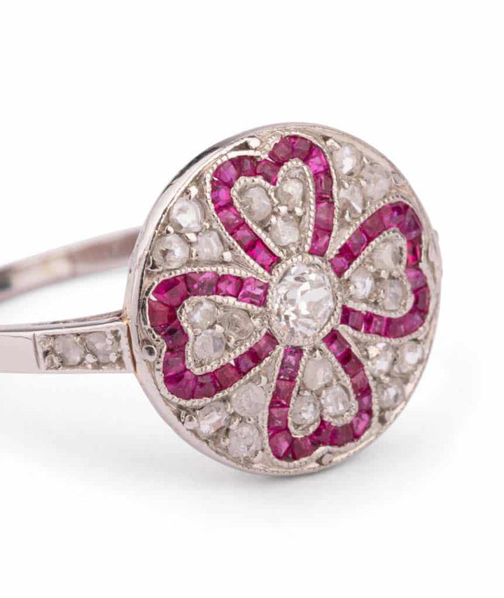 Caillou Paris Bague De Fiançailles Ancienne Diamants Et Rubis Pauly Gros Plan 3