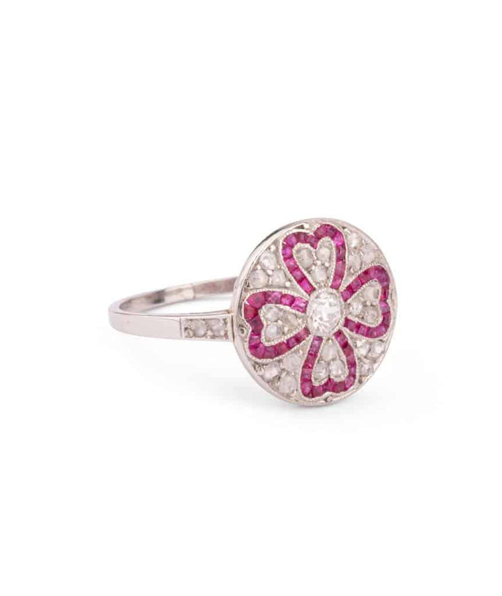 Caillou Paris Bague De Fiançailles Ancienne Diamants Et Rubis Pauly Gros Plan