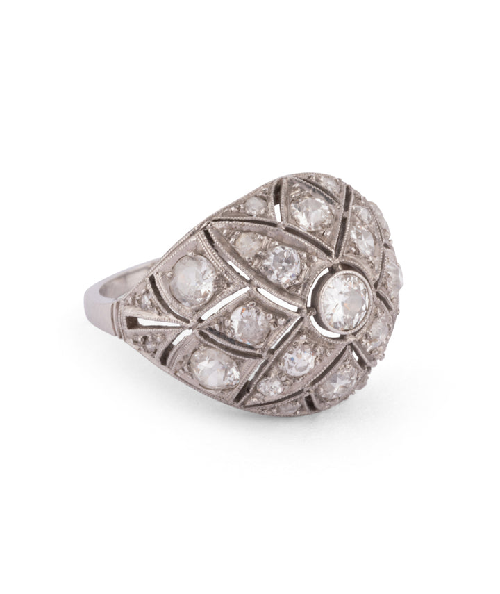 Caillou Paris Bague Dome Art Deco Platine Et Diamants Yaffa Gros Plan Droite