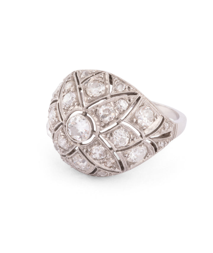 Caillou Paris Bague Dome Art Deco Platine Et Diamants Yaffa Gros Plan Gauche